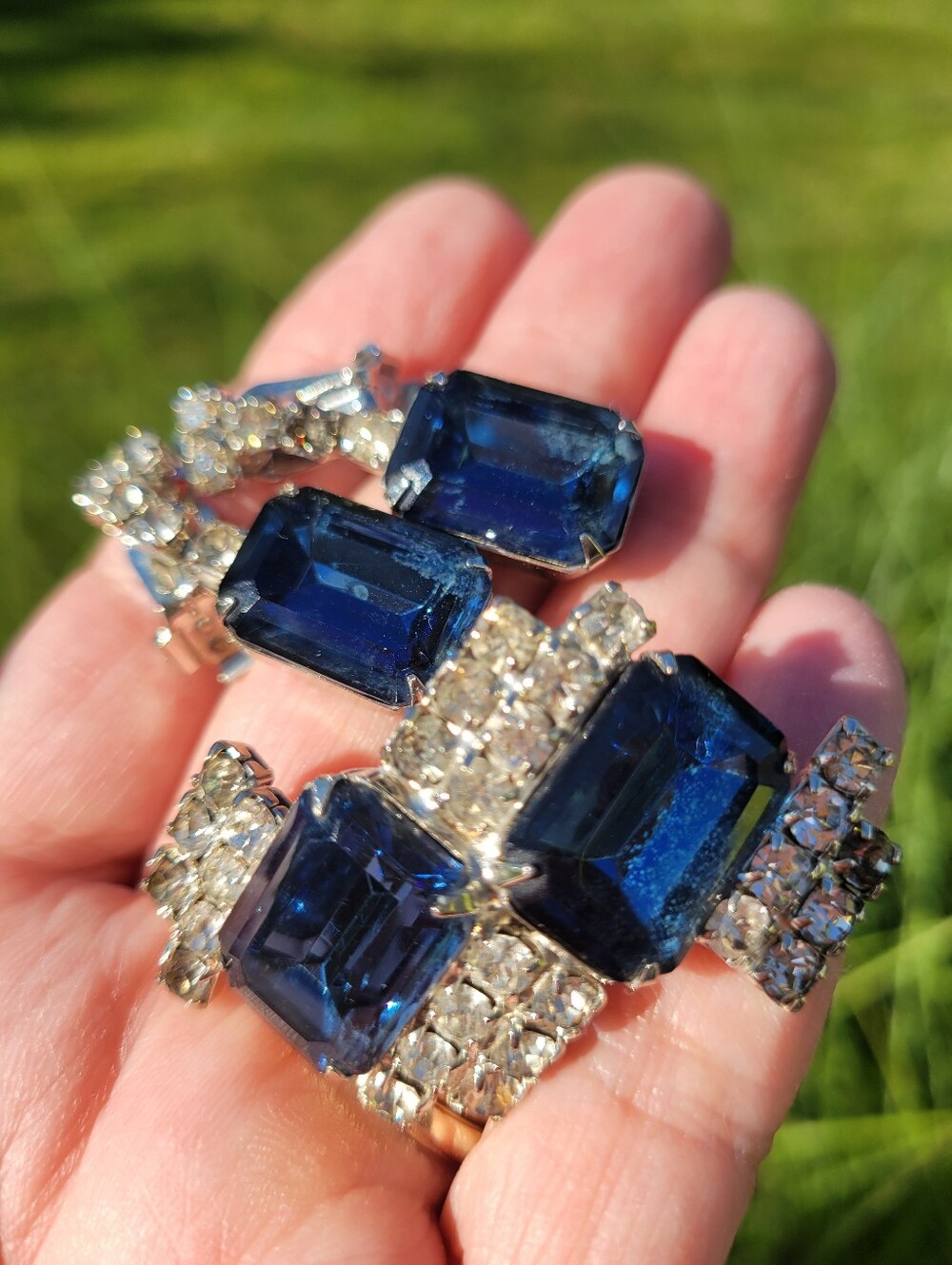 Estate Find Demi-Parure ~ Blue Faux Gems & Rhinestones Brooch Clip-On Earrings - Picture 5 of 16